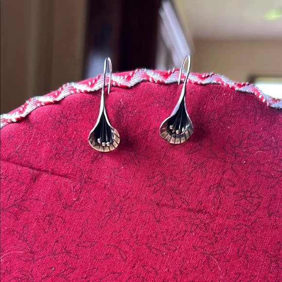 Elegant sterling silver lily Earrings - Picture 1 of 4